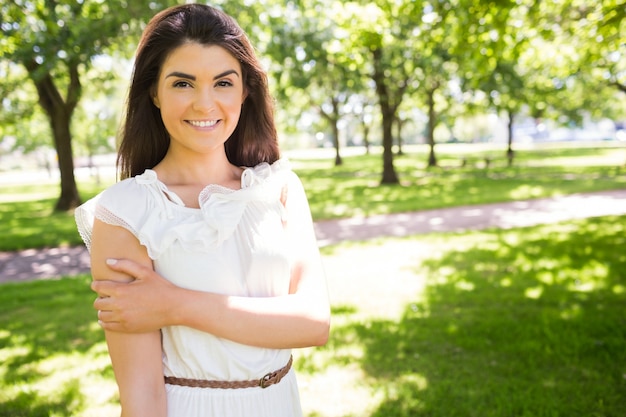 Portret van gelukkige zekere vrouw in park