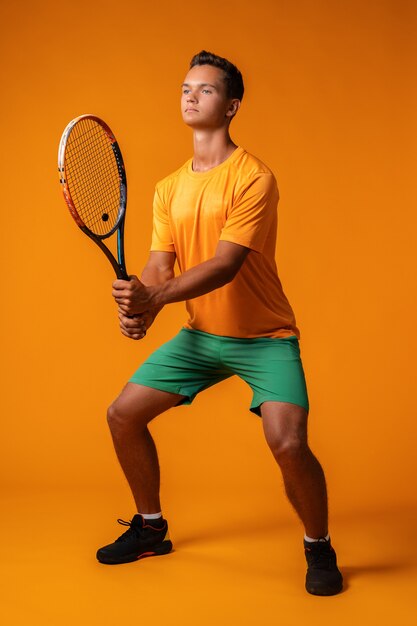 Portret van gemiddelde lengte van een tennismens in actie