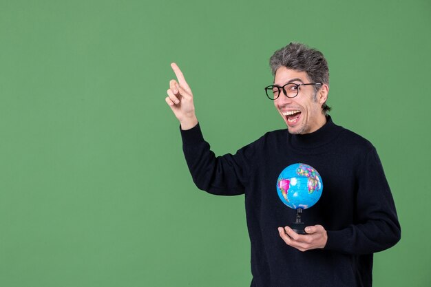 portret van genie man met aarde wereldbol groene achtergrond lucht zee natuur leraar planeet school