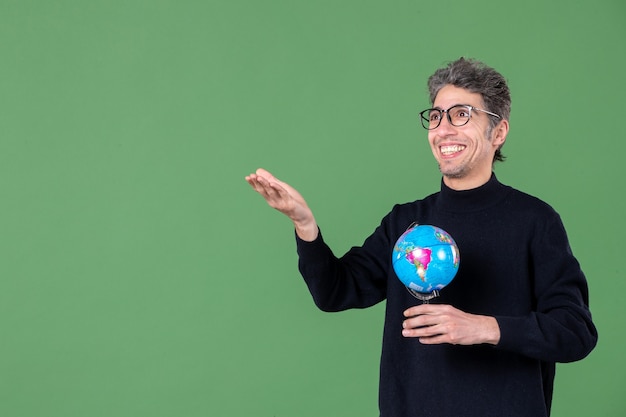portret van genie man met aarde wereldbol groene achtergrond ruimte lucht zee leraar natuur school