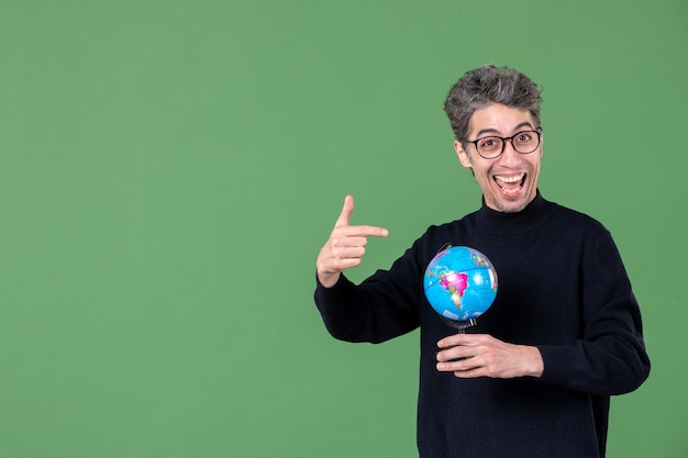 portret van genie man met aarde wereldbol groene achtergrond ruimte lucht zee leraar planeet natuur scholen