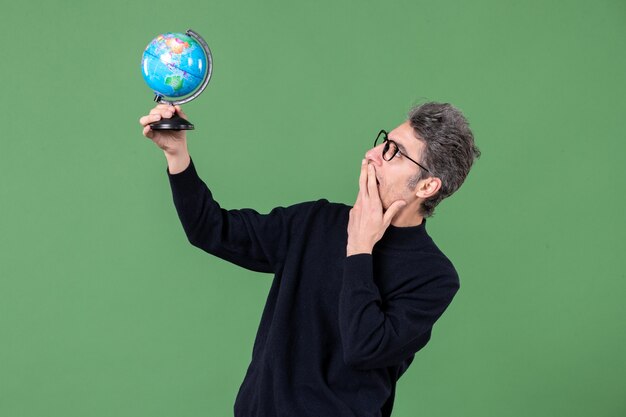 portret van genie man met aarde wereldbol studio opname groene achtergrond lucht zee leraar planeet ruimte natuur