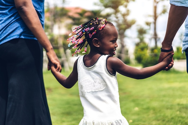 Portret van genieten van gelukkige liefde zwarte familie afro-amerikaanse vader