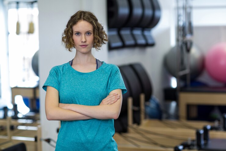 Portret van geschikte vrouw met gekruiste armen