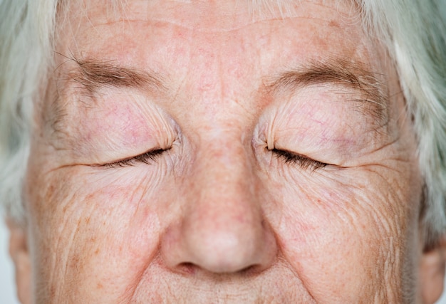 Portret van gesloten ogen van een witte bejaarde