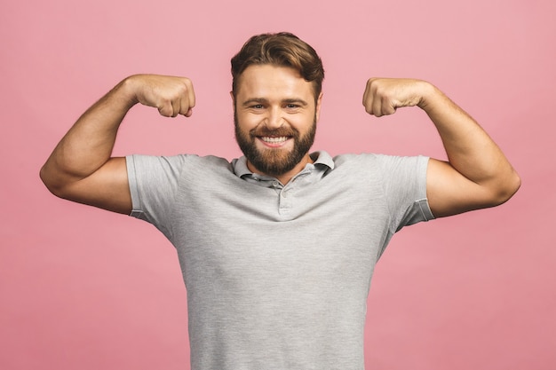 portret van gespierde jonge man buigen zijn biceps