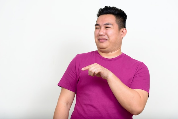 Portret van gestresste jonge overgewicht Aziatische man wijzende vinger en walgt op zoek