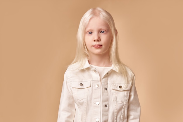 Portret van geweldige albino jongen met blond haar