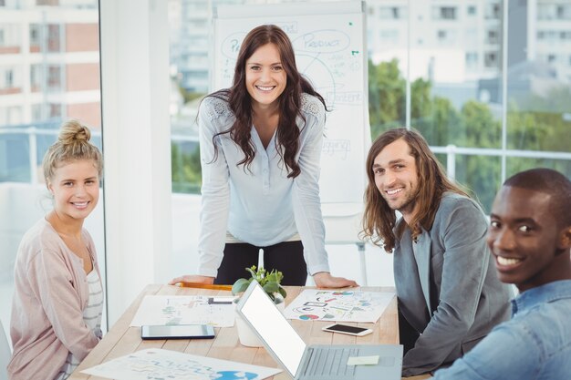 Portret van glimlachend commercieel team door bureau