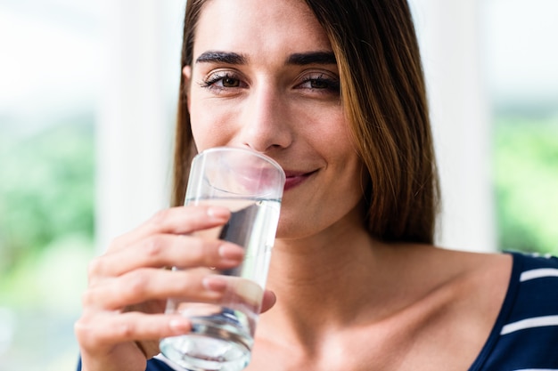 Portret van glimlachend jong vrouwen drinkwater