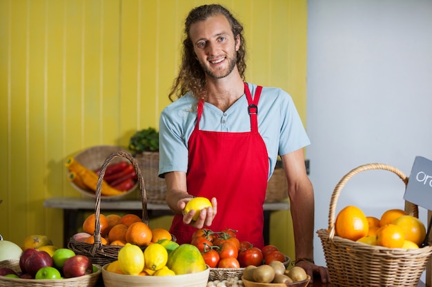 Portret van glimlachend personeel dat zich bij balie bevindt