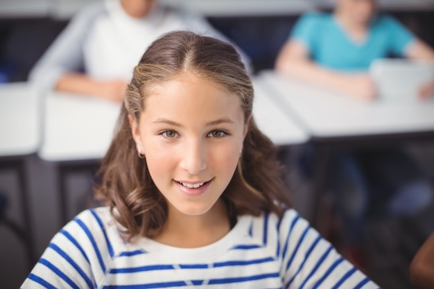 Portret van glimlachend schoolmeisje