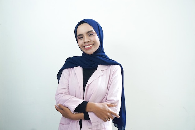 Portret van glimlachende aziatische moslimvrouw voelt zich zelfverzekerd en vrolijk op witte achtergrond