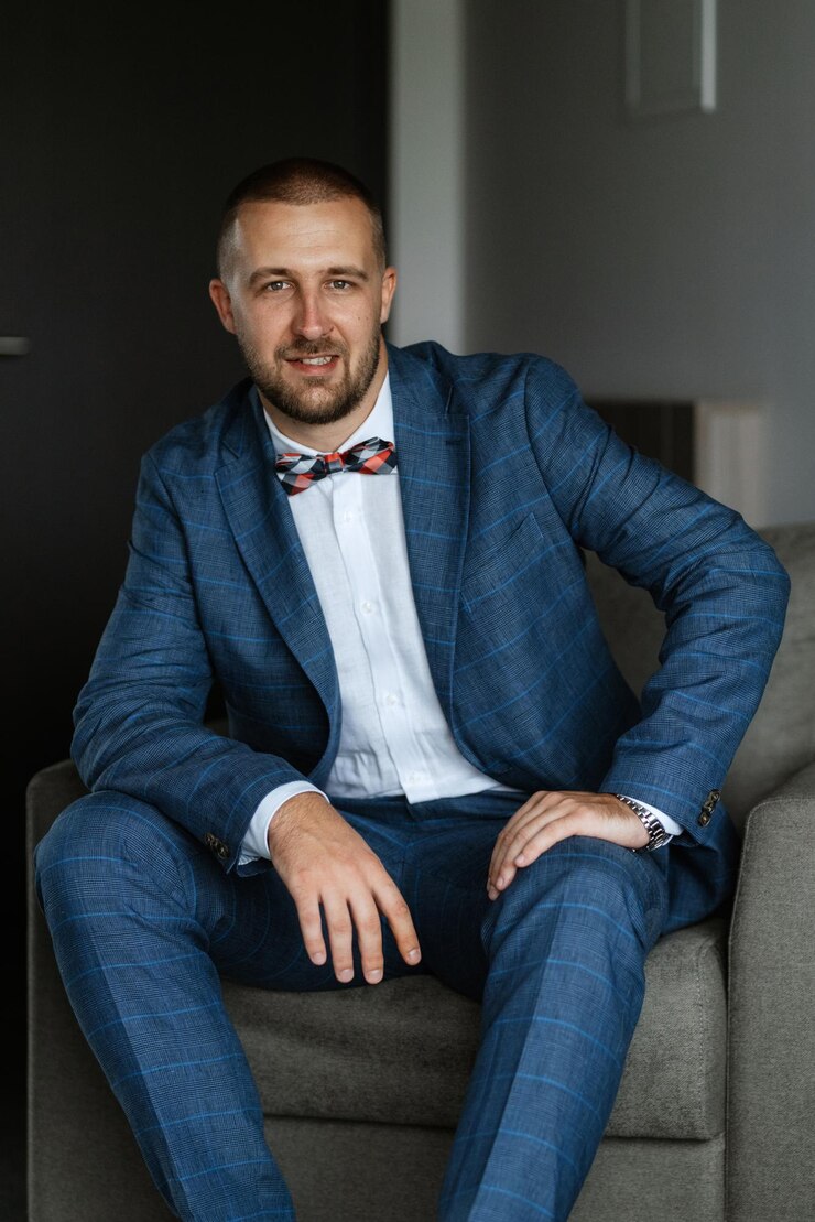 Foto portret van glimlachende bruidegom met baard