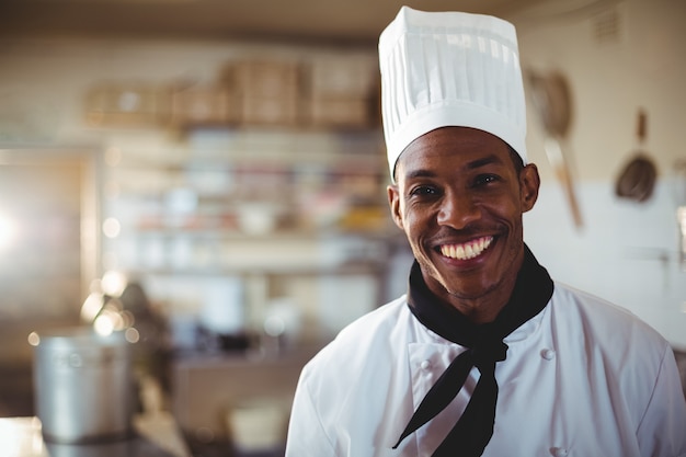 Portret van glimlachende chef-kok