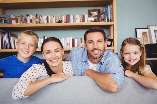 Foto portret van glimlachende familie bij bank