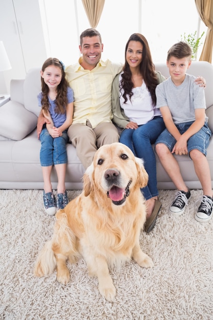 Portret van glimlachende familie met Golden Retriever