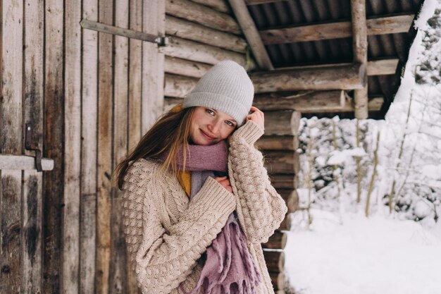 Foto portret van glimlachende jonge vrouw in de sneeuw