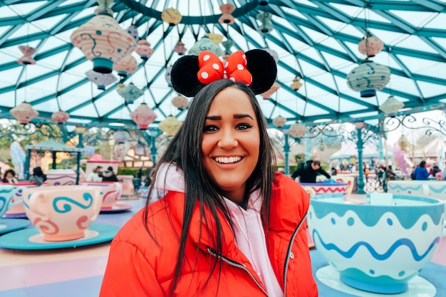 Foto portret van glimlachende jonge vrouw in een pretpark