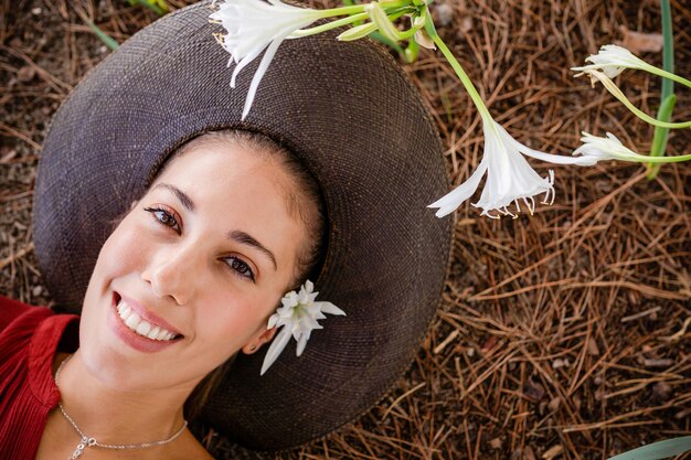 Foto portret van glimlachende jonge vrouw met bloemen