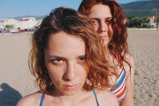 Portret van glimlachende jonge vrouw op het strand