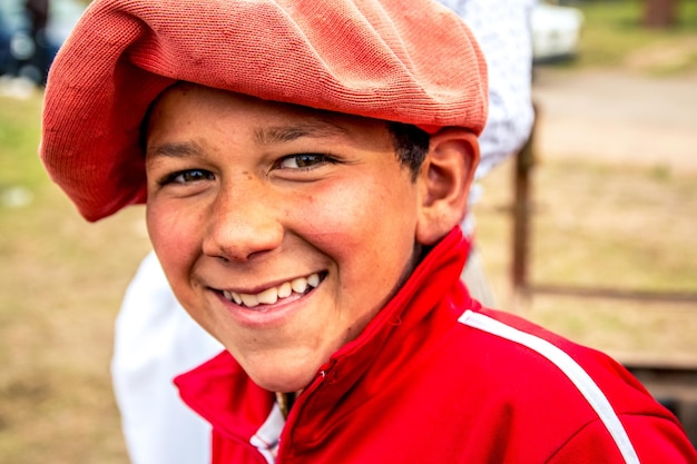 Foto portret van glimlachende jongen met baret