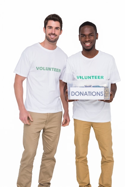 Portret van glimlachende mannen die bij liefdadigheid deelnemen