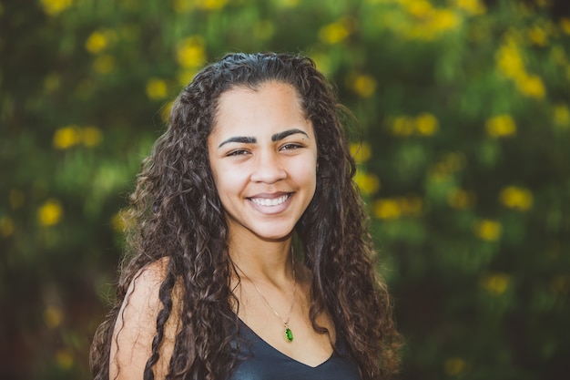 Portret van glimlachende mooie jonge vrouw in de aard