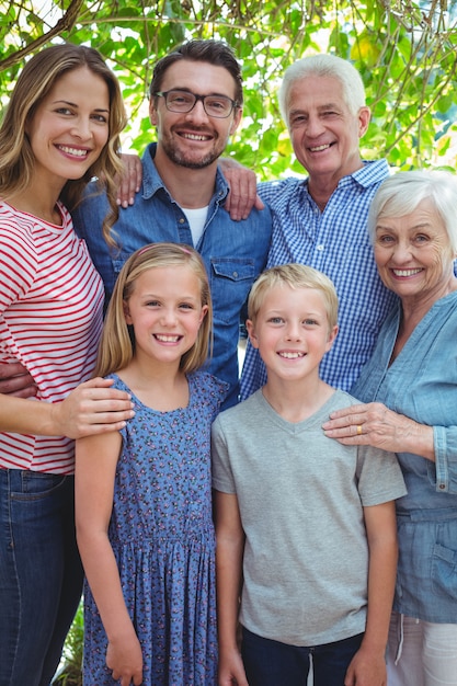 Portret van glimlachende multi-generatie familie
