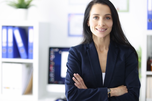 Portret van glimlachende onderneemster in haar bureau. zakelijke partners en commerciële voorstellen concept