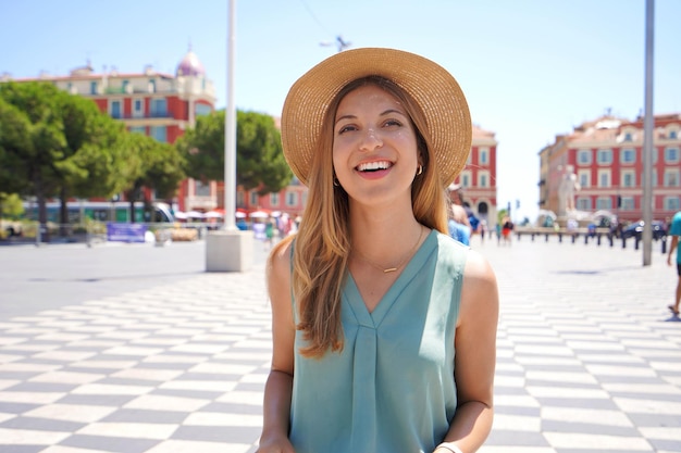 Portret van glimlachende ontspannen reizigersvrouw die in de stad Nice Cote d'Azur, Frankrijk loopt