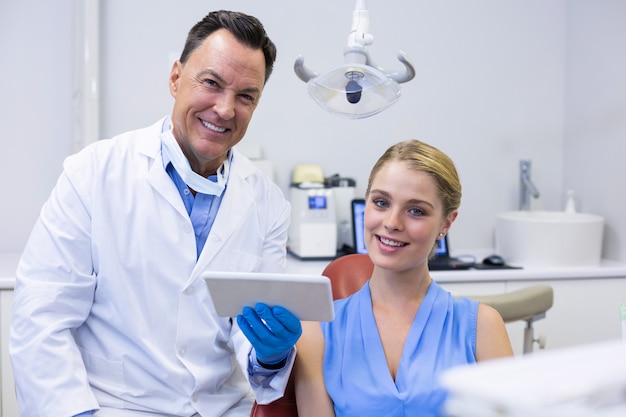 Portret van glimlachende tandartsen en vrouwelijke patiënt