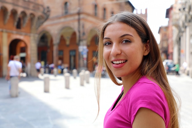 Portret van glimlachende toeristenvrouw die de oude stad van Bologna, Italië bezoeken