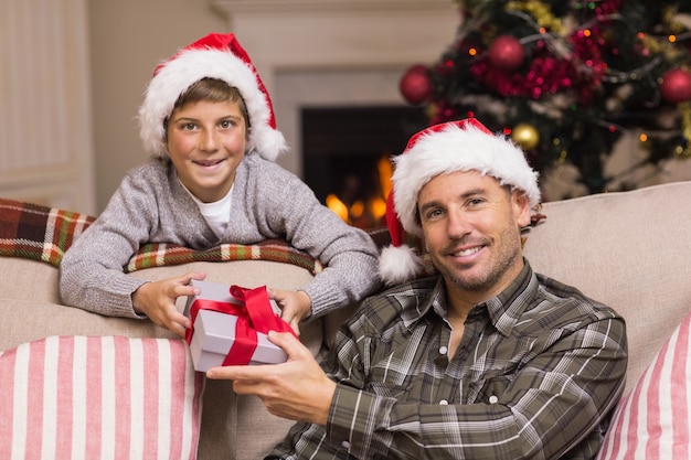 Portret van glimlachende vader en zoon bij Kerstmis