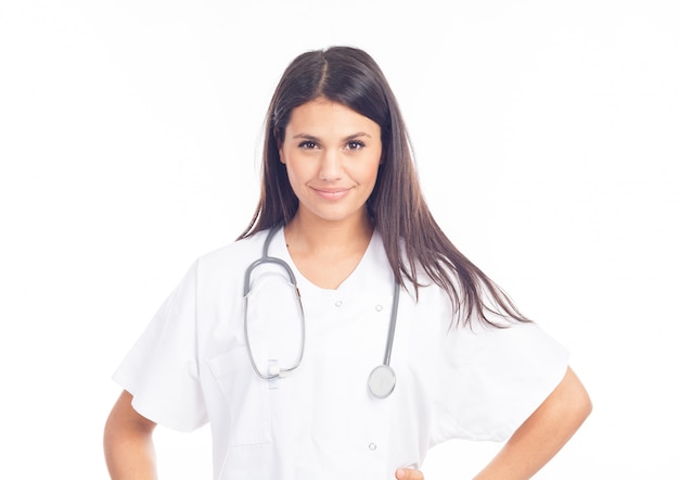 Portret van glimlachende verpleegster of brunette arts in witte jas met stethoscoop