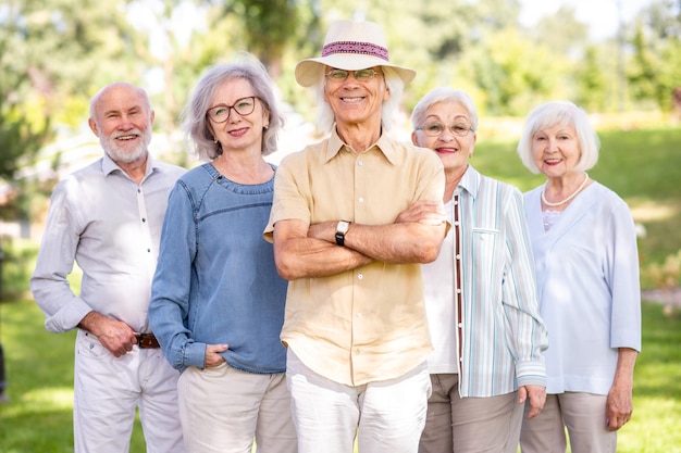 Foto portret van glimlachende vrienden die op het veld staan