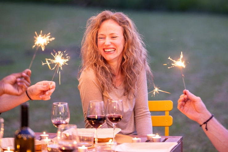 Foto portret van glimlachende vrienden die op tafel drinken