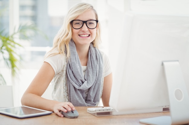 Portret van glimlachende vrouw die computer met behulp van