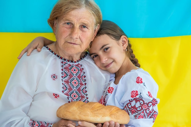 Foto portret van glimlachende vrouw die voedsel vasthoudt