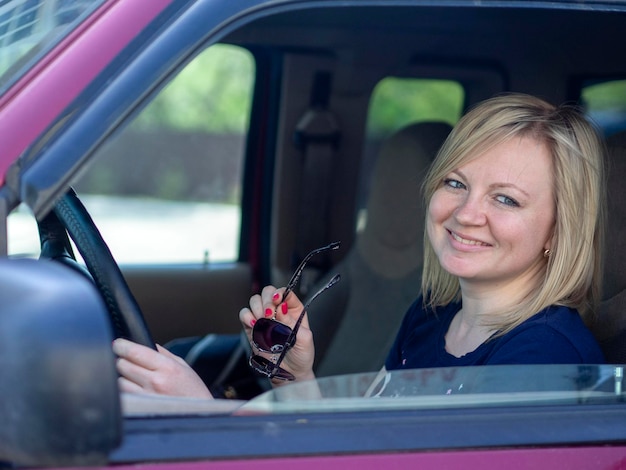 Portret van glimlachende vrouw in de auto