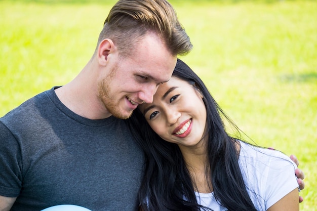 Portret van glimlachende vrouw met man in het park