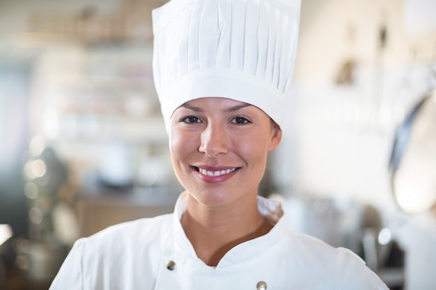 Portret van glimlachende vrouwelijke chef-kok