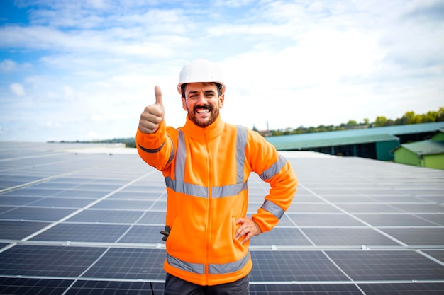 Portret van glimlachende zonne-energie-ingenieur die hernieuwbare energiebronnen ondersteunt