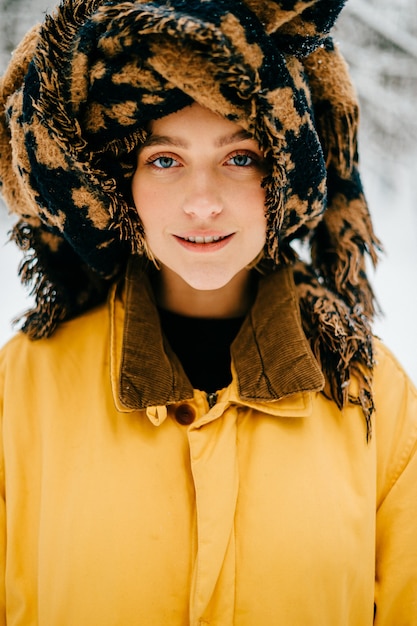 Portret van grappig jong hipstermeisje met een tulband van het stellen van de sjaal