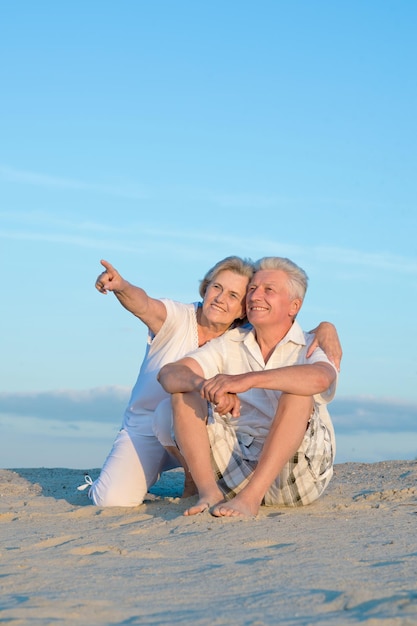 Portret van grappig senior koppel op vakantie