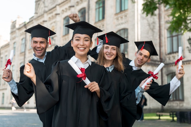 Foto portret van groep studenten die hun graduatie vieren