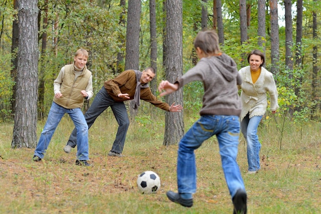 Foto portret van grote gelukkige familie voetballen in park