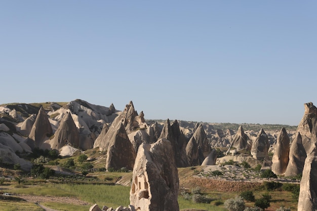 Portret van grotwoningen in uchisar dorp cappadocië stenen oude huizen in turkije reizen