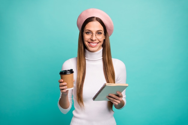 Portret van haar, ze is aardig, aantrekkelijk, mooi, slim, slim, vrolijk, vrolijk, steil meisje dat latte drinkt en essay maakt geïsoleerd over heldere levendige glans levendige blauwe kleur achtergrond