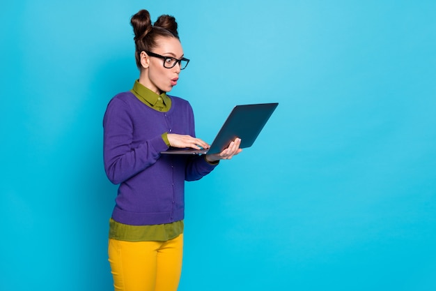 Portret van haar ze leuk aantrekkelijk grappig kinderachtig verbaasd vrolijk meisje in handen laptop werken web parttime geïsoleerd op heldere levendige glans levendige blauw groen groenblauw turquoise kleur achtergrond